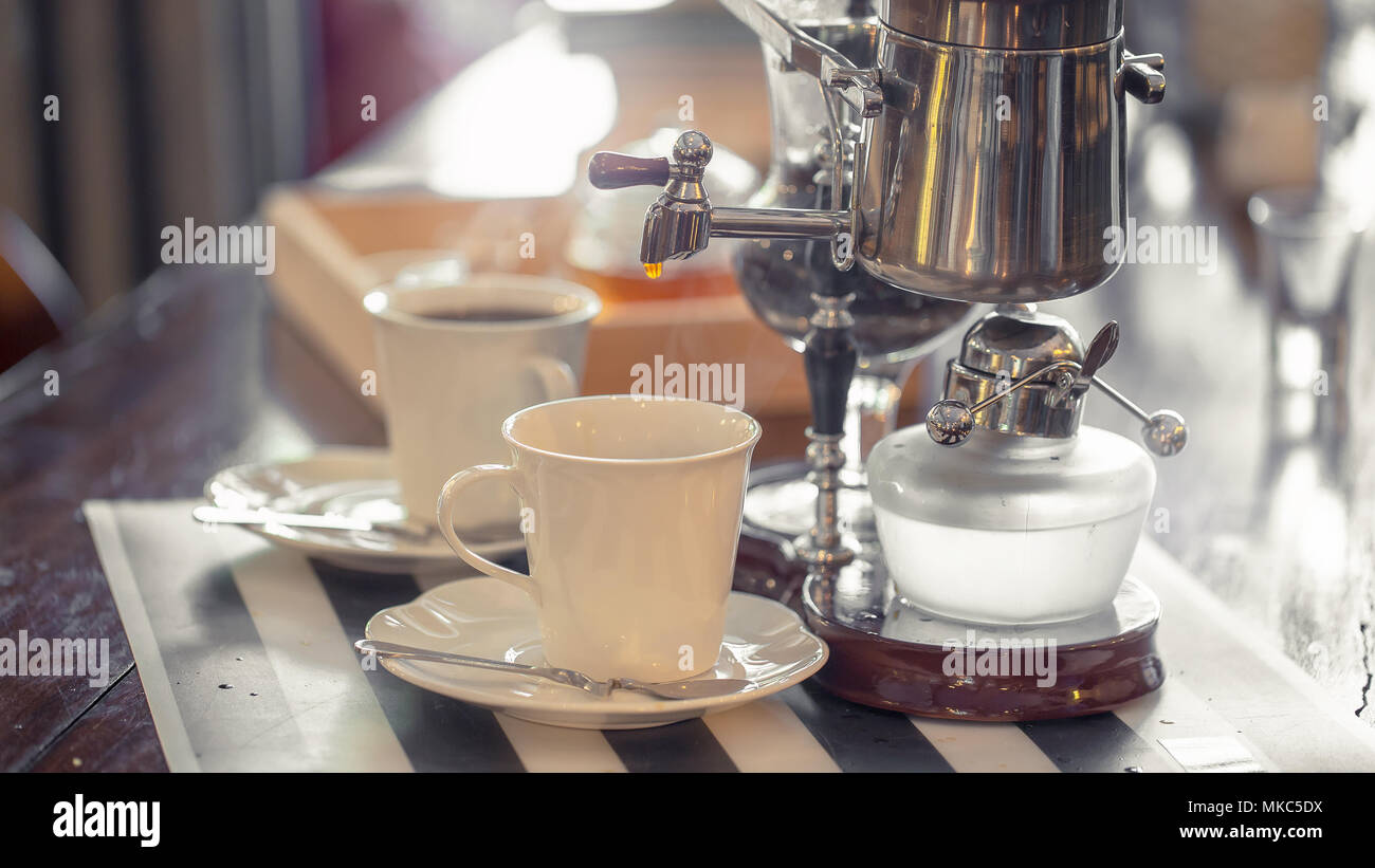 Nahaufnahme der siphon Vakuum, Kaffeetasse und siphon Vakuum Kaffeemaschine Shop. Stockfoto