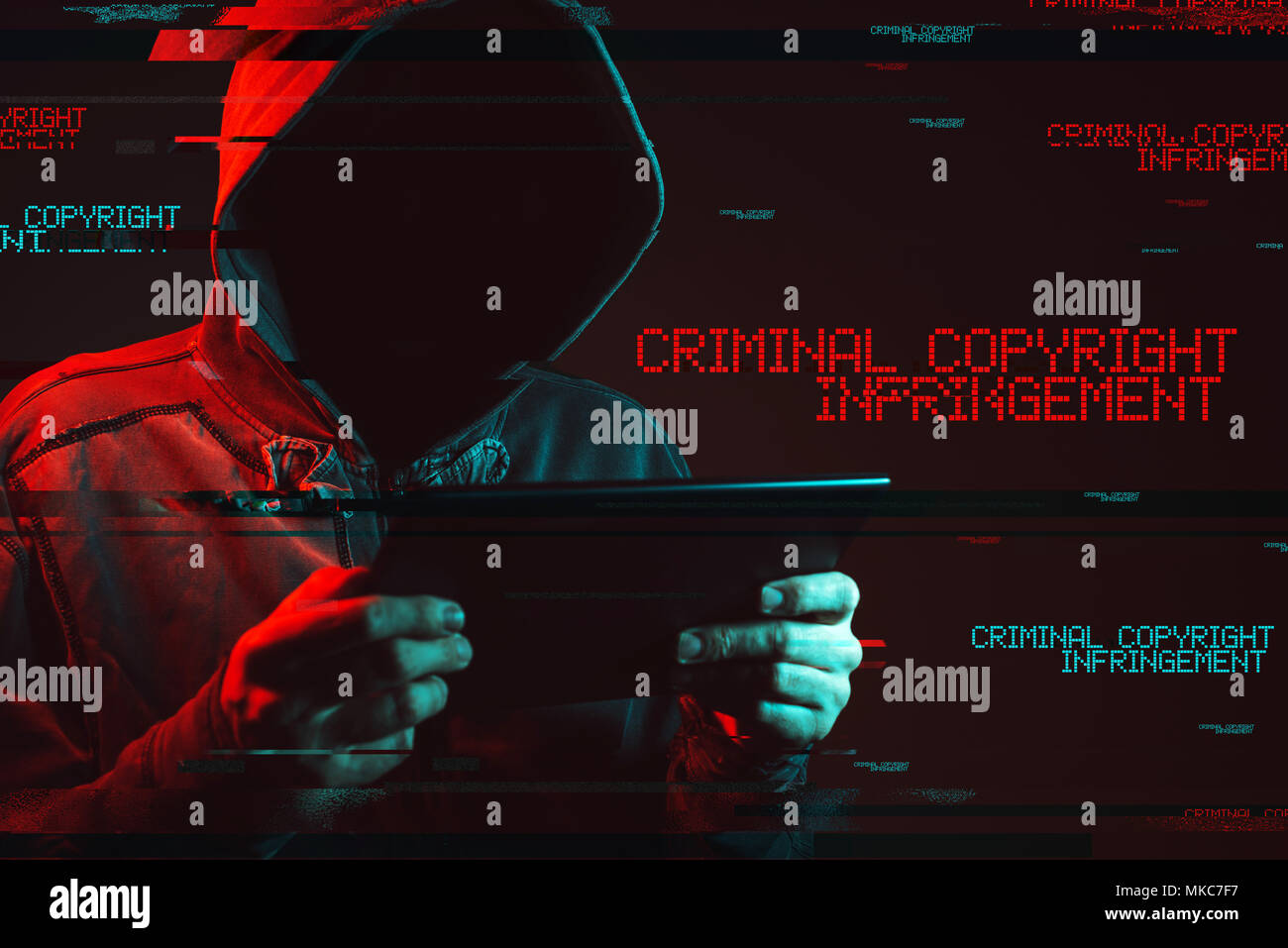 Strafrechtliche Verstöße gegen das Urheberrecht Konzept mit gesichtslosen Hooded männliche Person, Low Key rot und blau beleuchtete Bild und digitale glitch Wirkung Stockfoto