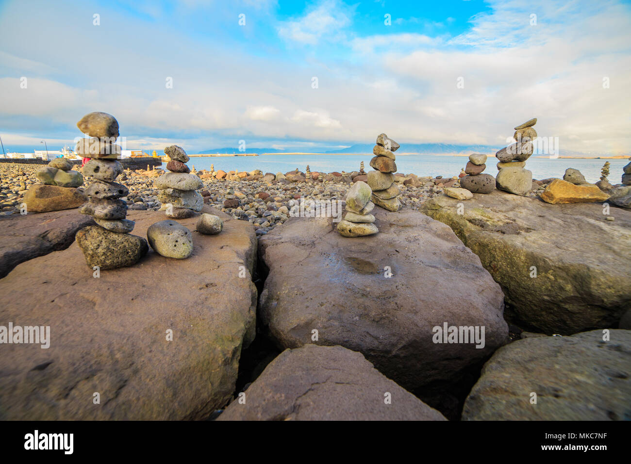 Serie von gestapelten rock Spalten genannten Cairns mit Blick aufs Meer in Reykjavik, Island. Stockfoto