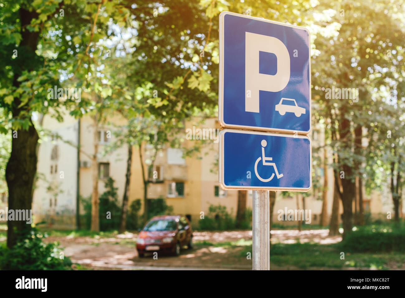 Handicap Parkplatz Schild, reservierte Lose Platz für behinderte Person, selektiver Fokus Stockfoto