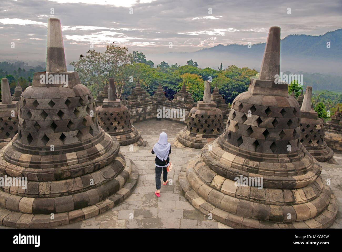 Muslimische Mädchen mit stupas Borobudur buddhistischen Tempel Java Indonesien Stockfoto