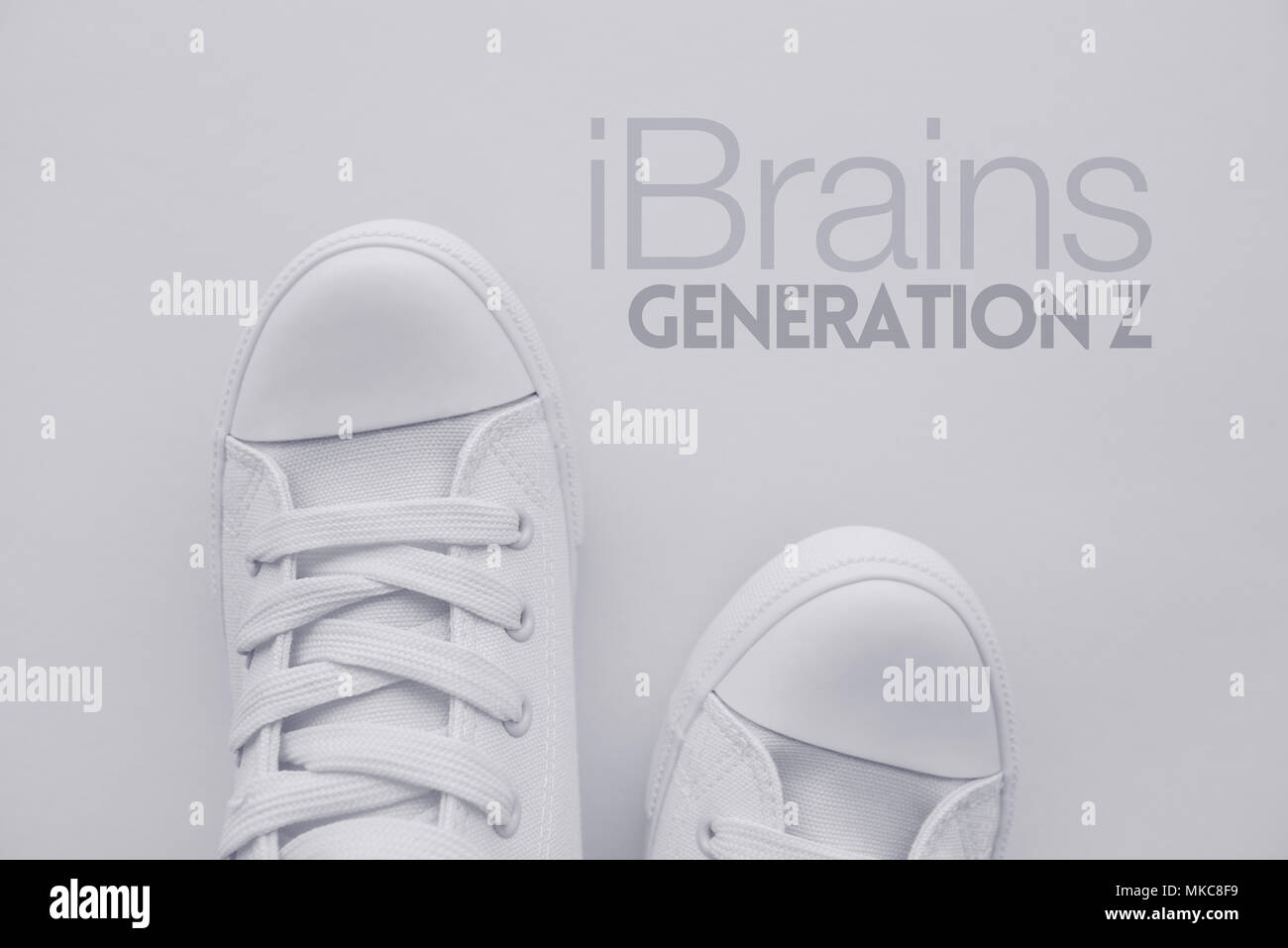 IBrains oder Generation Z Konzept. Mitglied der so genannten selfie Generation in weiß casual canvas Schuhe über den Titel stehen, Ansicht von oben Stockfoto