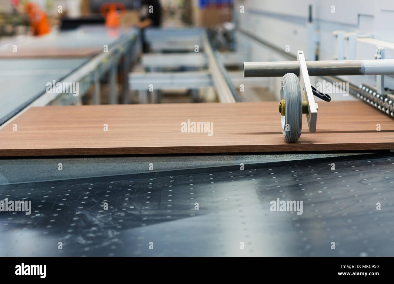 Holzplatte auf Förderbändern in der Möbelfabrik Stockfoto
