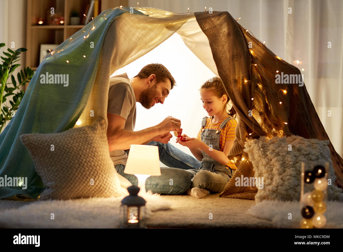 Familie Kinder spielen Tea Party im Zelt zu Hause Stockfoto