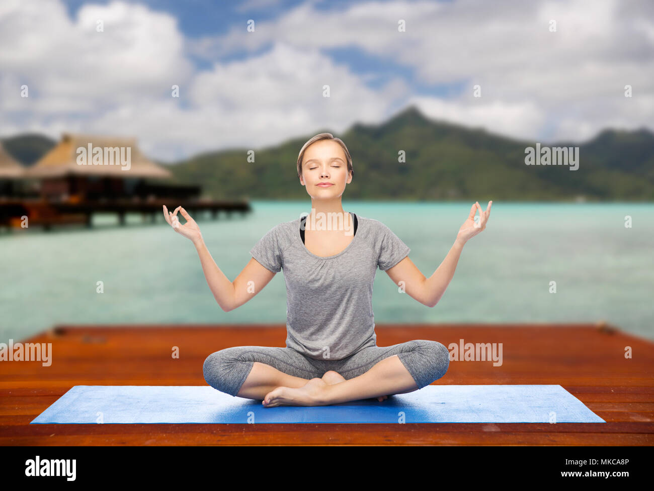 Frau, Yoga und Meditation im Lotussitz Stockfoto