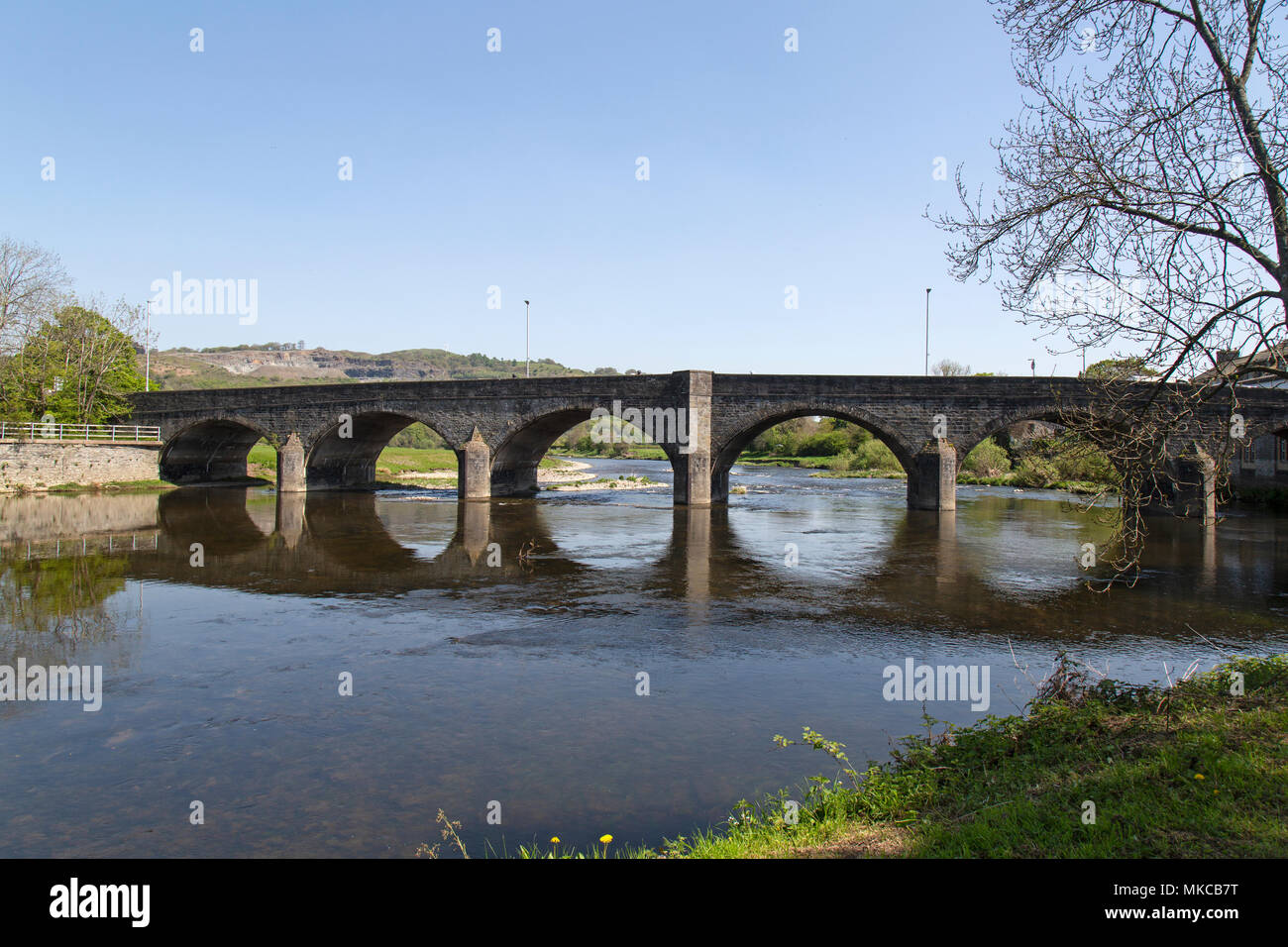Die Brücke über den Fluss Wye in Builth Wells in der Grafschaft Powys in Wales. Stockfoto