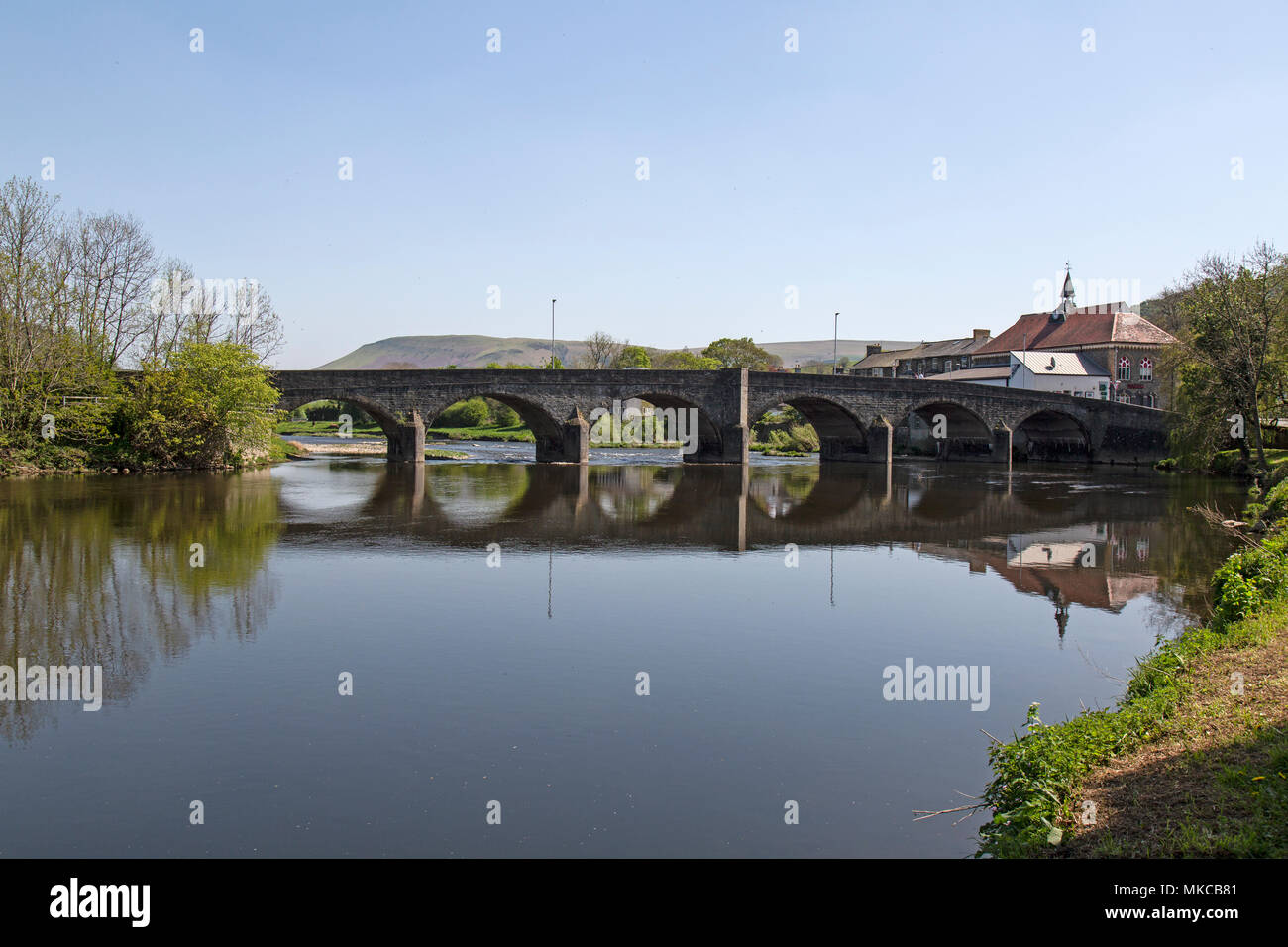 Die Brücke über den Fluss Wye in Builth Wells in der Grafschaft Powys in Wales. Stockfoto