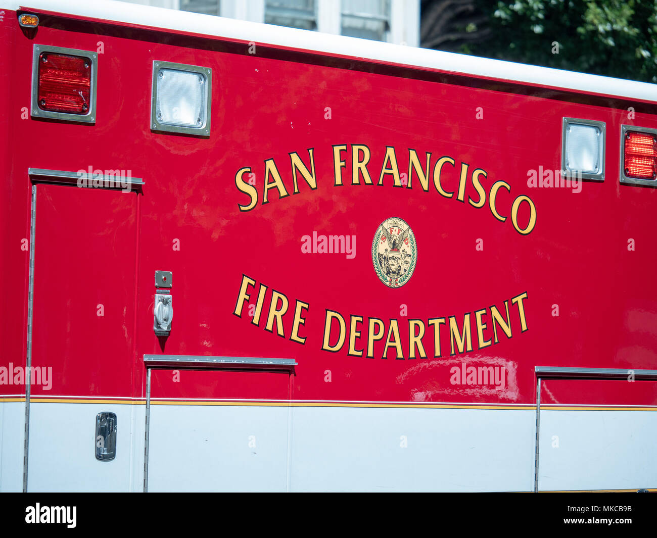 SAN FRANCISCO, Ca - 22. APRIL 2018: San Francisco Feuerwehr Logo an der Seite der Krankenwagen Stockfoto