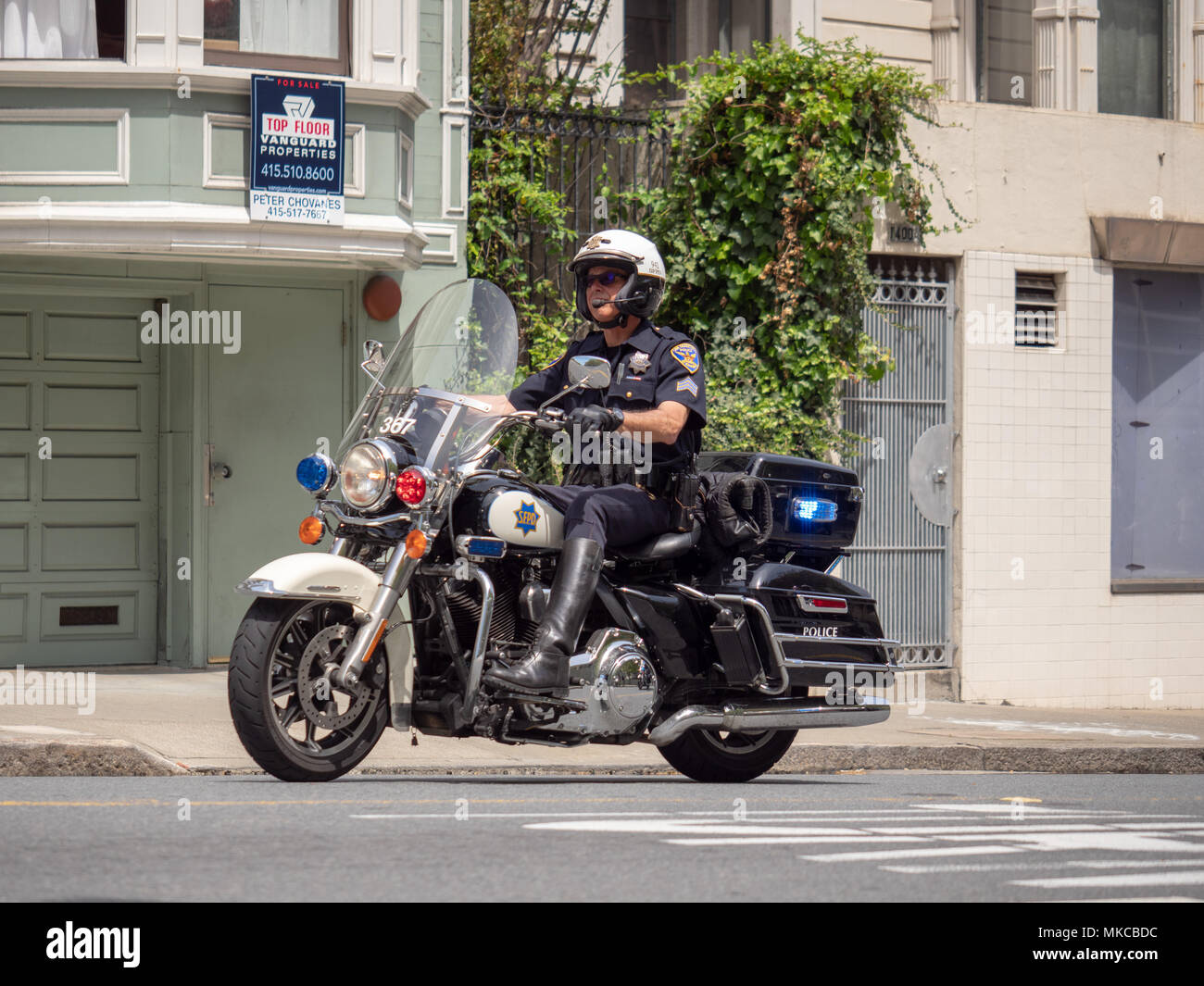 SAN FRANCISCO, Ca - 22. APRIL 2018: San Francisco Police Department officer Laufwerke auf Motorrad Stockfoto