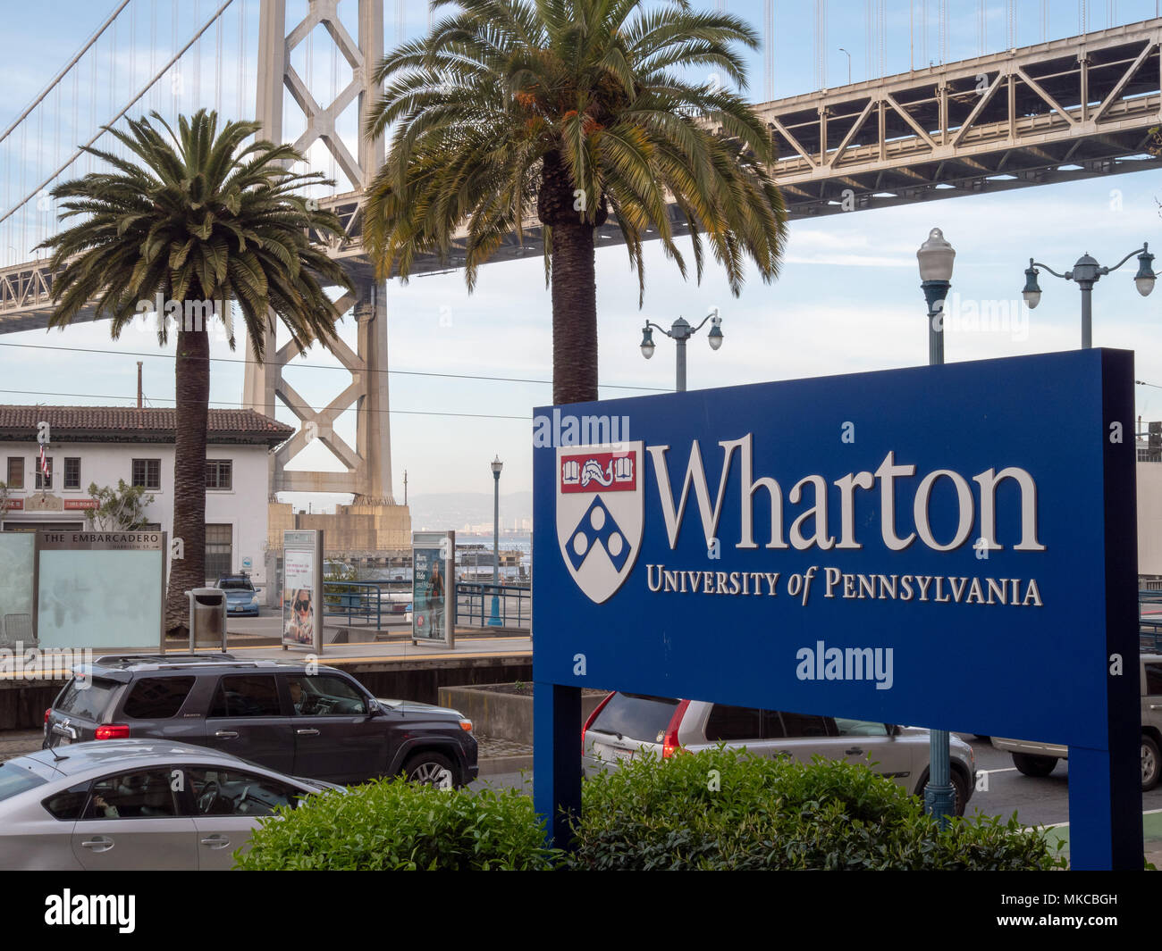 SAN FRANCISCO, Ca - 24. APRIL 2018: Wharton School der Universität von Pennsylvania Lage außerhalb von Embarcadero Lage mit Bay Bridge im hinteren Stockfoto