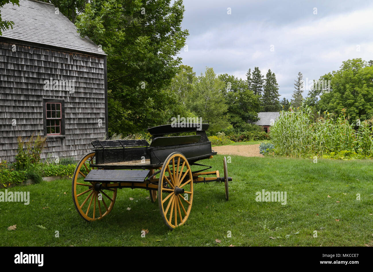 Traditionelle 19. Jahrhundert Beförderung außerhalb eines Cottage in Kings Landing Historical Settlement, New Brunswick, Kanada. Stockfoto