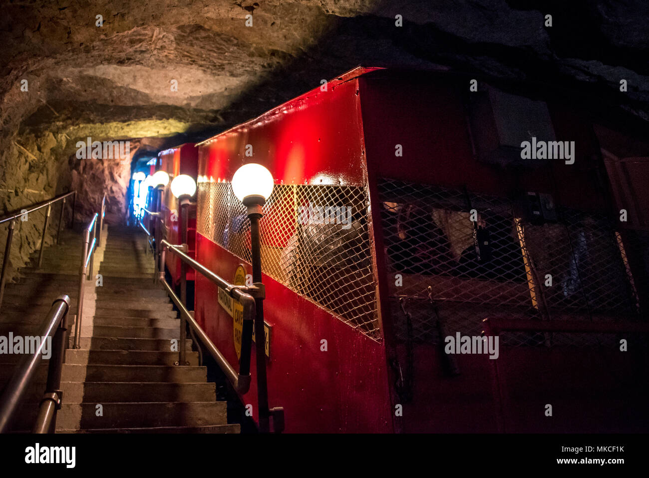 Die hellen roten Kabel-Zug, der Besucher nimmt 1/2 Meile von Marvel Höhle nach der Tour durch die Höhlen unter Silver Dollar City in Branson, Missouri. Stockfoto