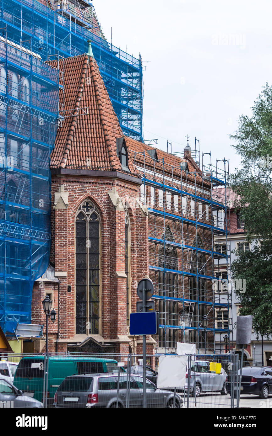 Reparatur der Kirche im gotischen Stil. Transsept mit Windows der südlichen Fassade. Gerüstbau, blue Grid. St. Elisabeth Kirche in Wroclaw, Polen. Stockfoto