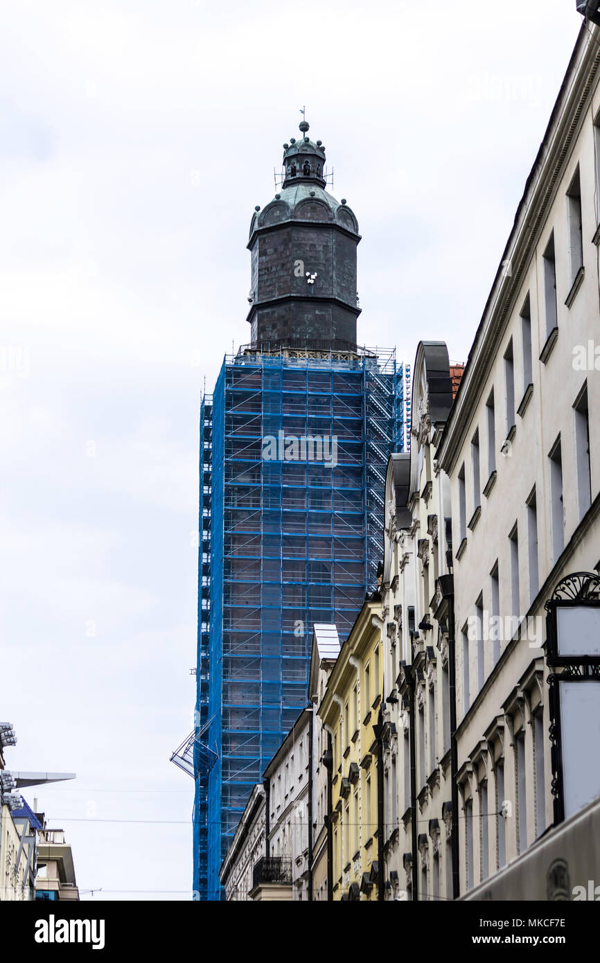 Reparatur der Kirche im gotischen Stil. Hoher Turm, westliche Fassade. Gerüste, blue Grid. St. Elisabeth Kirche o in Wroclaw, Polen. Stockfoto