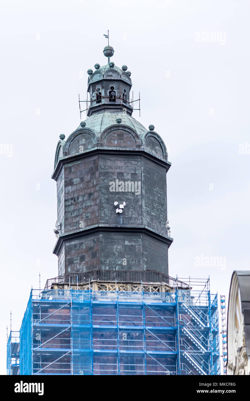 Reparatur der Kirche im gotischen Stil. Hoher Turm, westliche Fassade. Gerüste, blue Grid. St. Elisabeth Kirche o in Wroclaw, Polen. Stockfoto