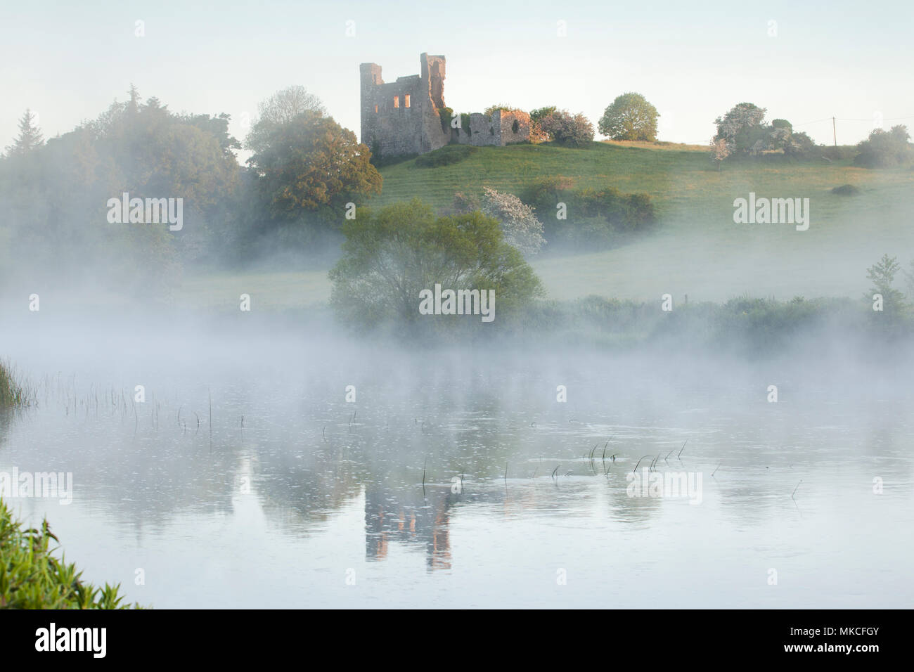Nebel hüllt Dunmoe Castle, am Ufer des Flusses Boyne County Meath Irland Stockfoto