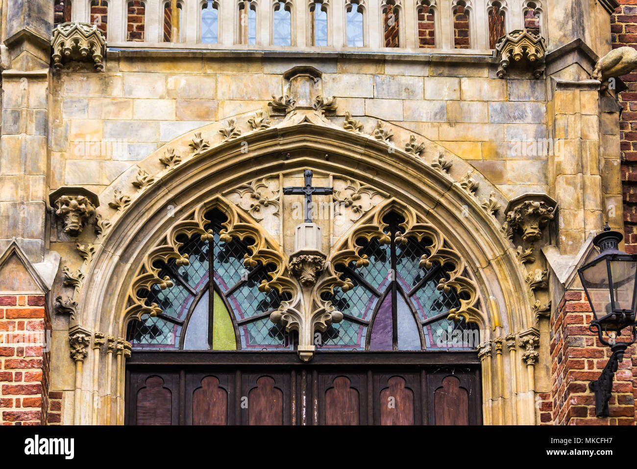 Eintritt in die Kirche im gotischen Stil. Stein Dekoration, Geländer, Glasmalerei. Die Heilig-Kreuz-Kirche in Breslau, Polen. Stockfoto