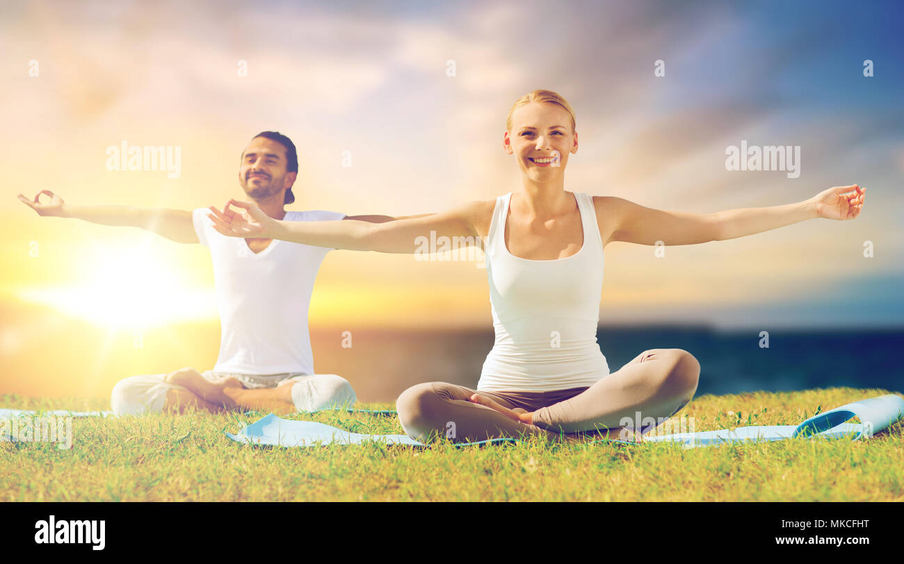 Glückliches Paar, Yoga und Meditation im Freien Stockfoto