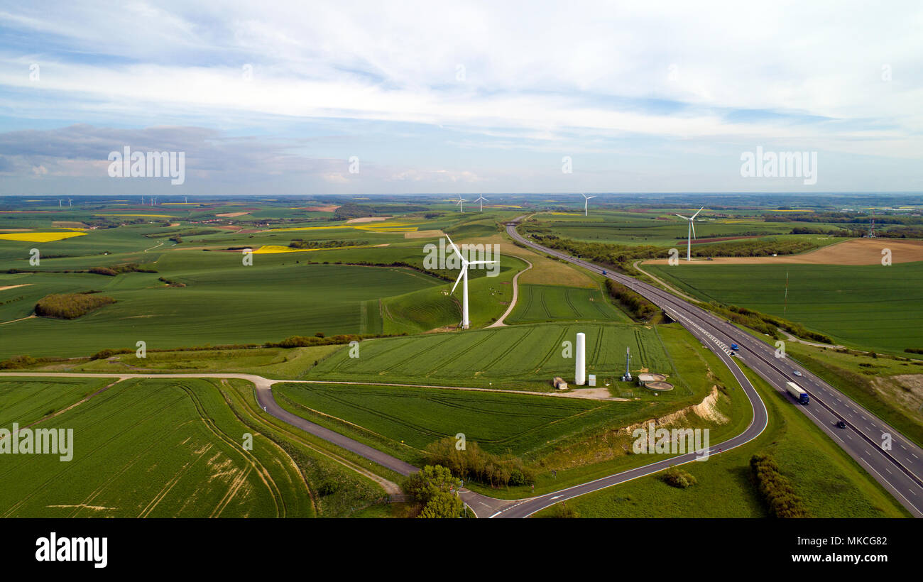 Luftbild von Windenergieanlagen entlang der Mündung Autobahn in Widehem, Frankreich Stockfoto