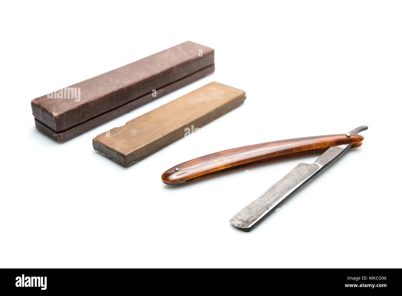 Vintage Rasierzeug, gefährliche Rasiermesser, Stein für das Schärfen von  Klingen und Fall, auf weißem Hintergrund mit Schatten Stockfotografie -  Alamy
