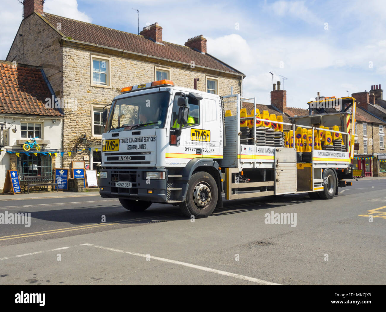 TMS Traffic Management Dienstleistungen Lkw mit Kein Parkplatz Kegel für die Steuerung des Verkehrs in einer der nächsten Zyklus Straße Rennen geladen. Stockfoto