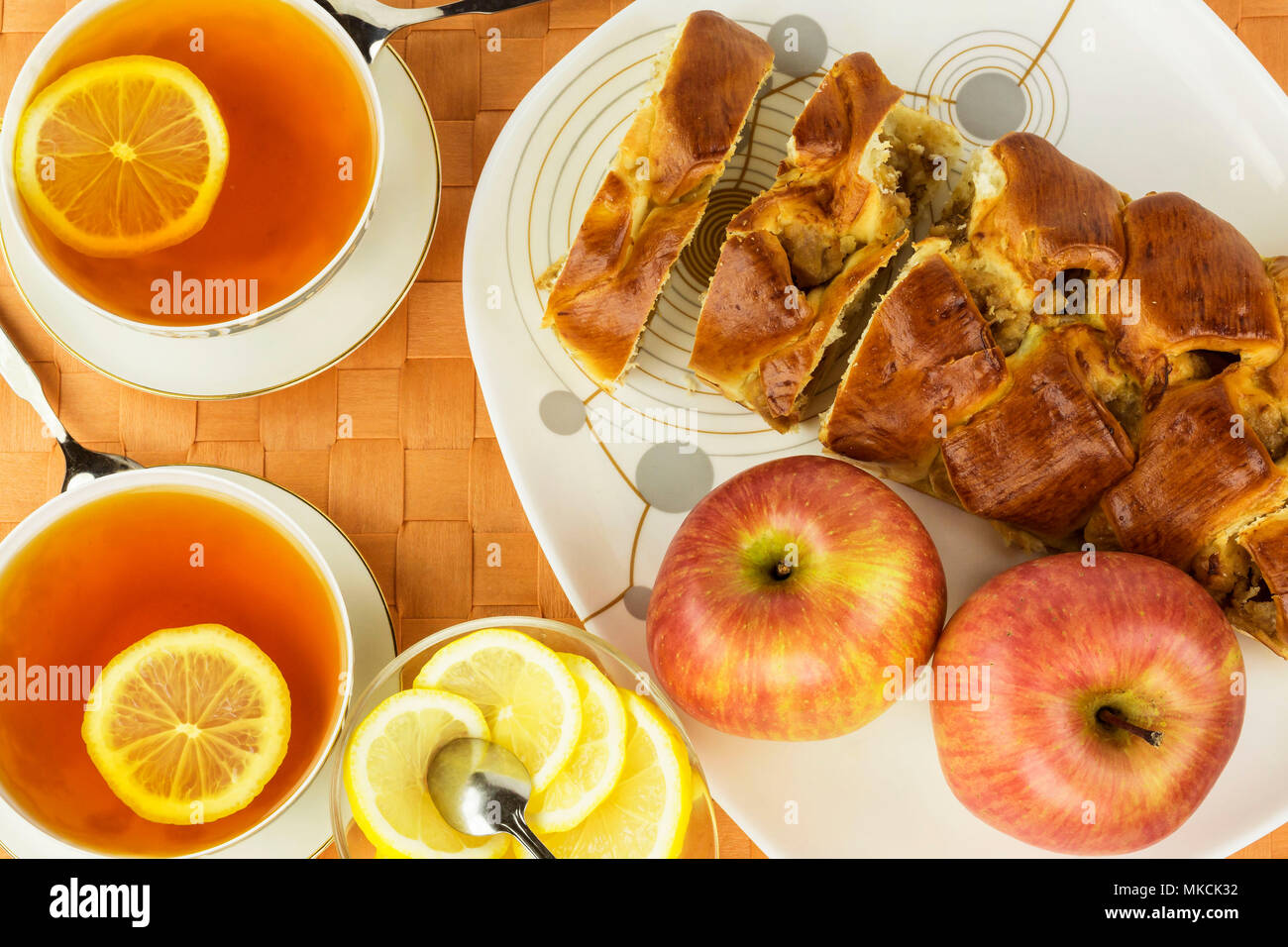 Süße Schnitte von Apfelkuchen mit Zitrone Tee Stockfoto