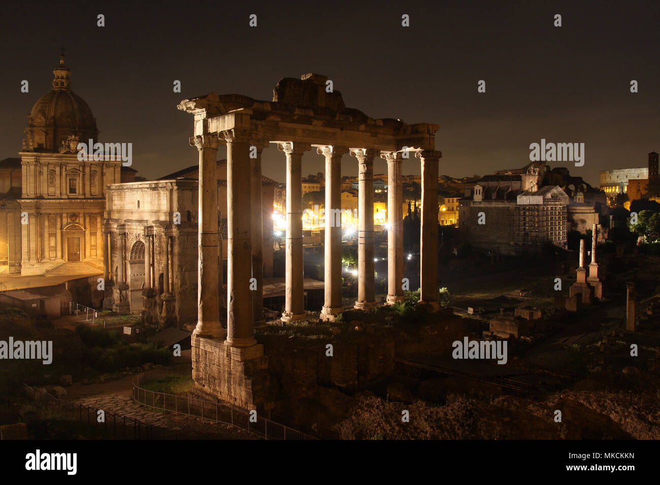 Rom bei Nacht. Berühmte Gebäude von Rom in einem Bild. Lange Belichtung. Stockfoto