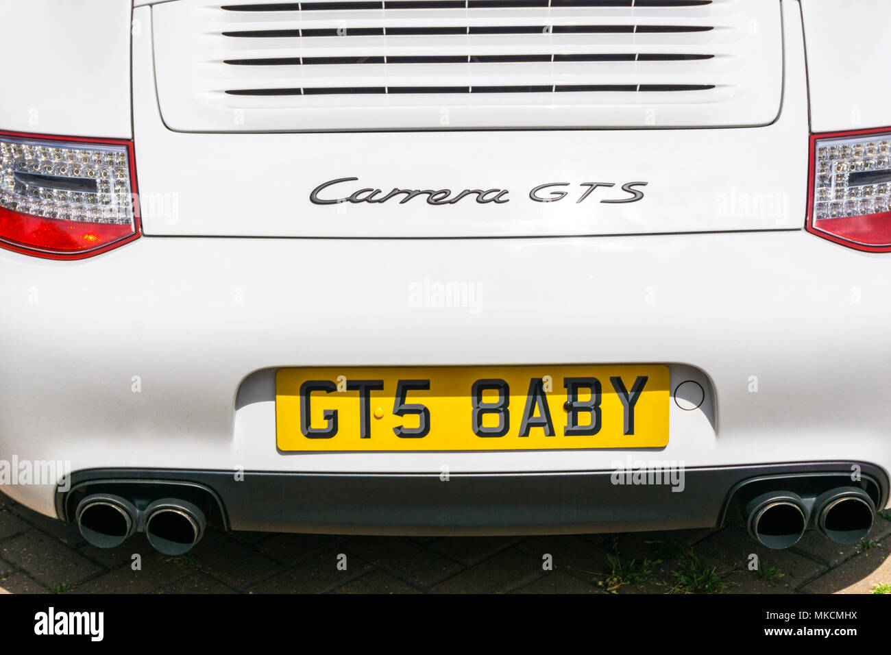Ein Porsche Carrera GTS mit einem personalisierten Nummernschild, die effektiv liest GTS BABY. Stockfoto