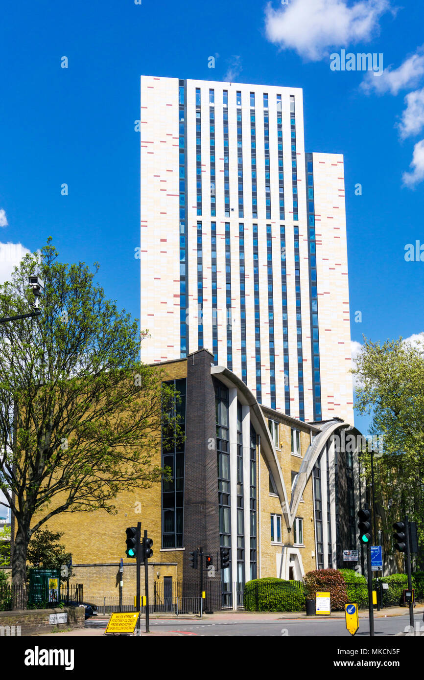 Der Atlas Studentenwohnheim auf der South Lambeth Road erhebt sich über dem unteren Niveau Büroimmobilie im Vordergrund. Stockfoto