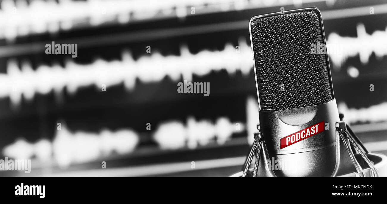 Online Radio Studio Kondensator Mikrofon nahe. Digitale Aufnahme, Bearbeitung, Rundfunk oder Podcasting Konzept. Stockfoto