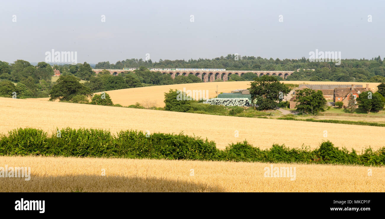 Balcombe, England, UK - 26. Juli 2014: Southern Railway Personenzüge der Ouse Tal Viadukt Kreuz bei Balcome auf die Brighton Main Line inmitten der Stockfoto
