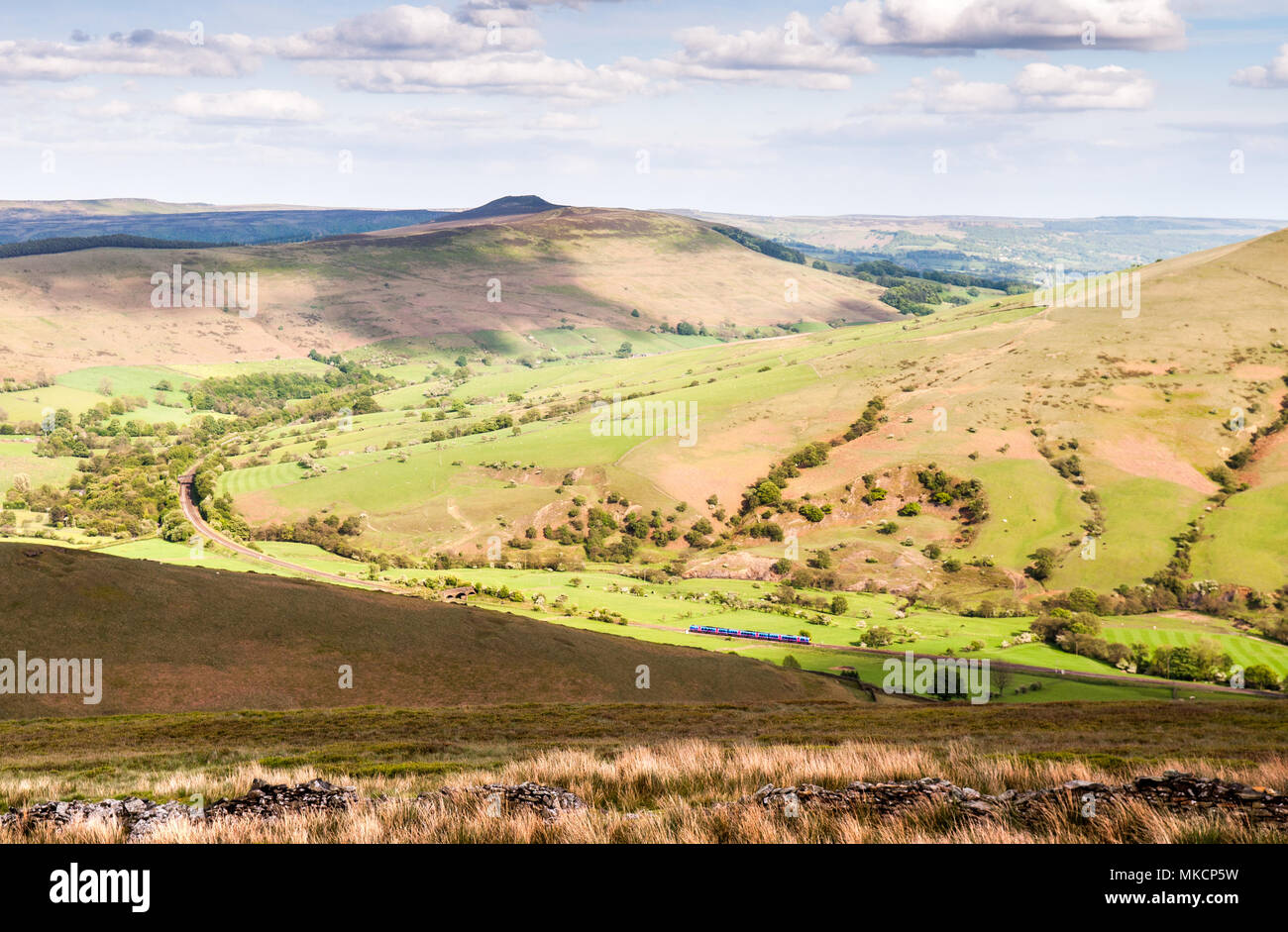 Eine TransPennine Express Klasse 185 Personenzug Reisen durch Edale auf der Hope Valley Line, aus dem Moor oben gesehen. Stockfoto