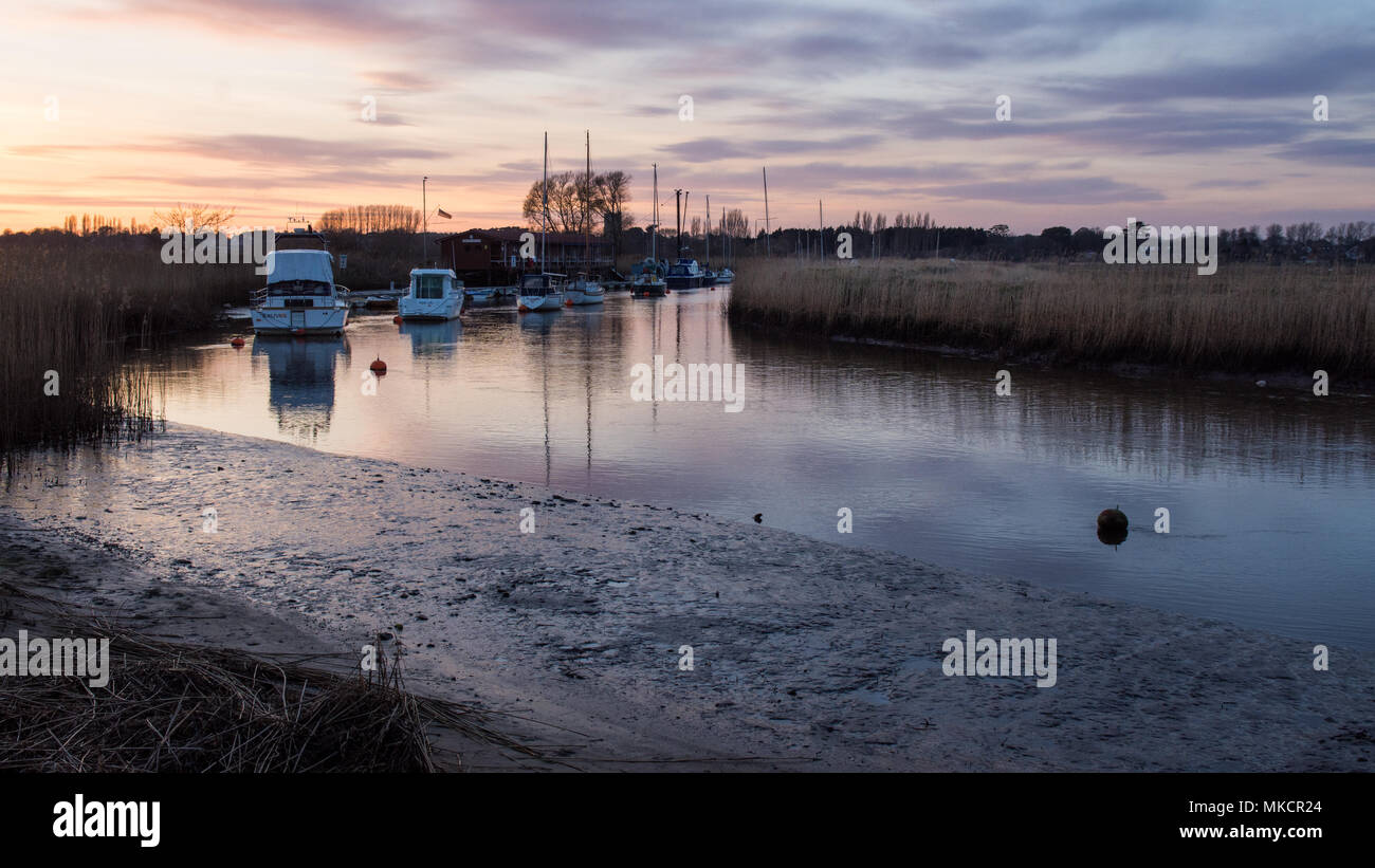 Die Gezeiten Fluss Frome läuft durch Sumpfgebiete neben Poole Hafen von Poole in Dorset. Stockfoto