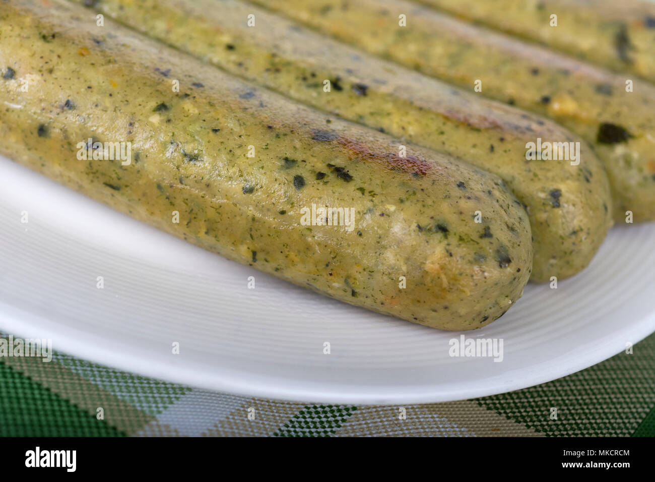 Vegetarische Würstchen mit Grünkohl und Zwiebel, Vegan vegetarische Wurst Stockfoto