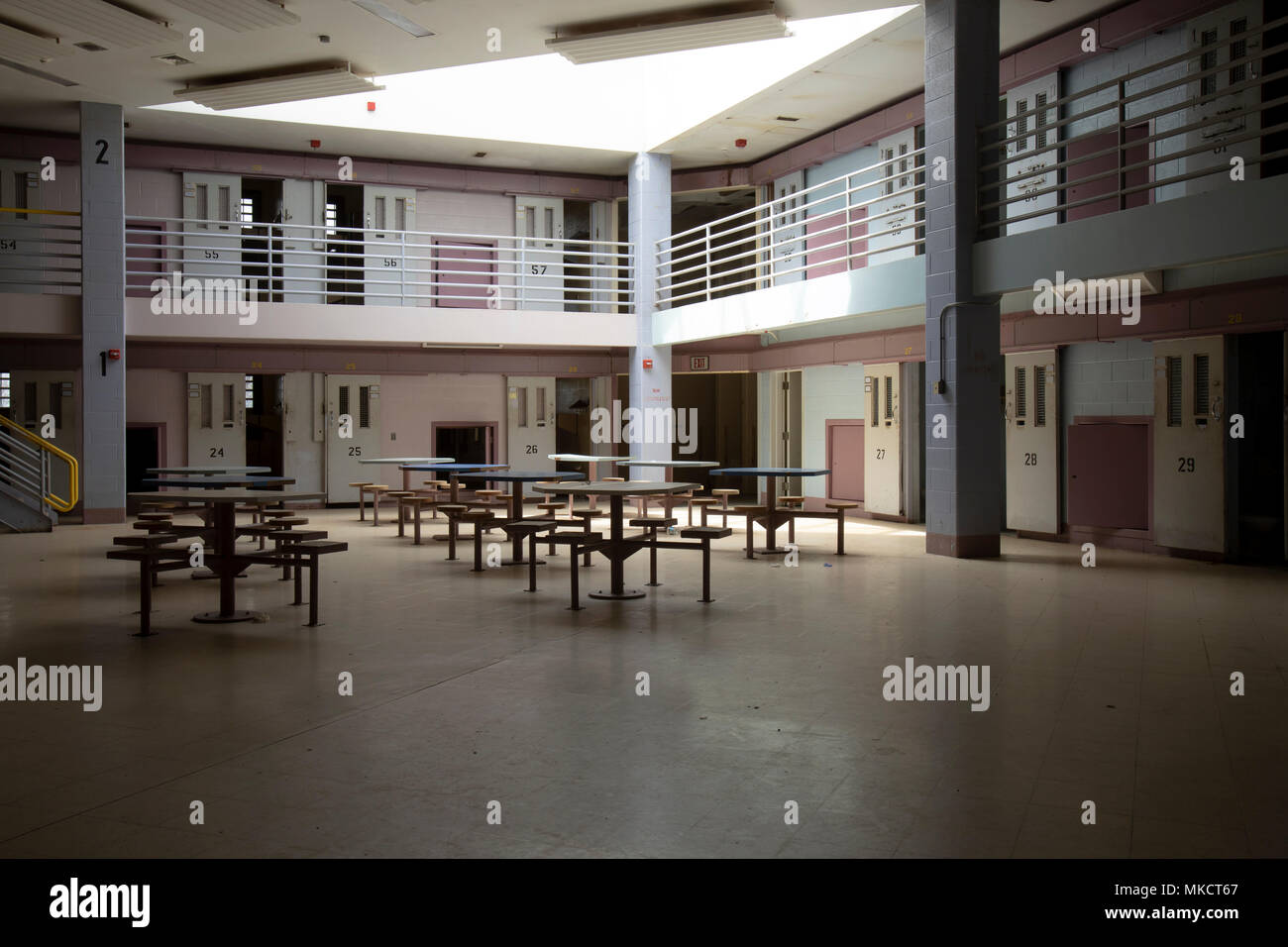 Innere der Zelle blockieren in verlassenen State Correctional Institution, oder Gefängnis., Aufenthaltsraum mit Gefängniszellen. Stockfoto