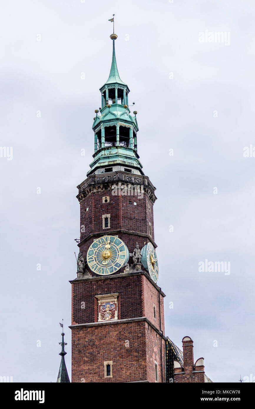 Backstein Turm mit einer Turmuhr. Teil des mittelalterlichen Rathaus. Gemischter Stil der Architektur - Gotik und Barock. Die Stadt Vroslav, Polen. Stockfoto