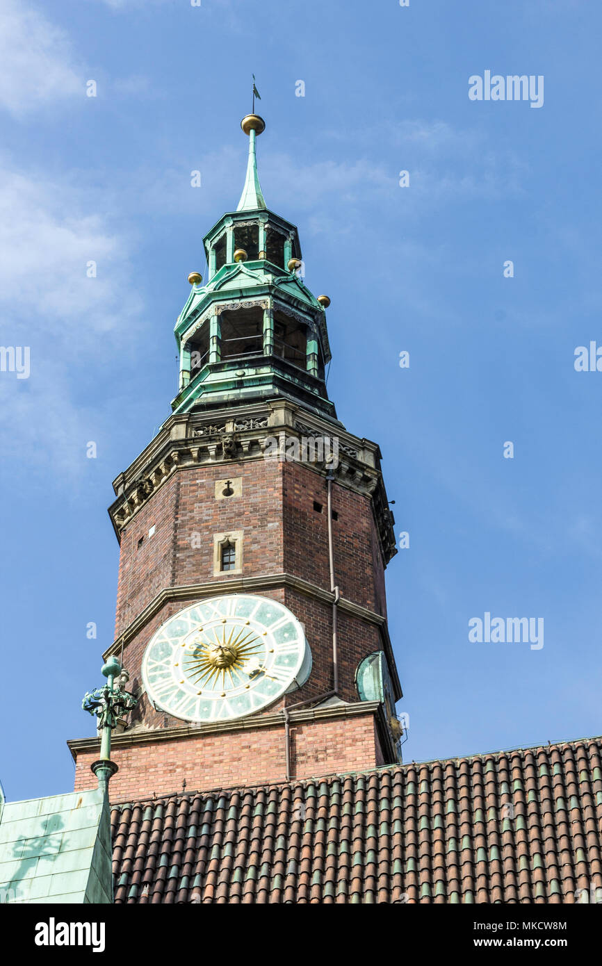 Backstein Turm mit einer Turmuhr. Teil des mittelalterlichen Rathaus. Gemischter Stil der Architektur - Gotik und Barock. Die Stadt Vroslav, Polen. Stockfoto