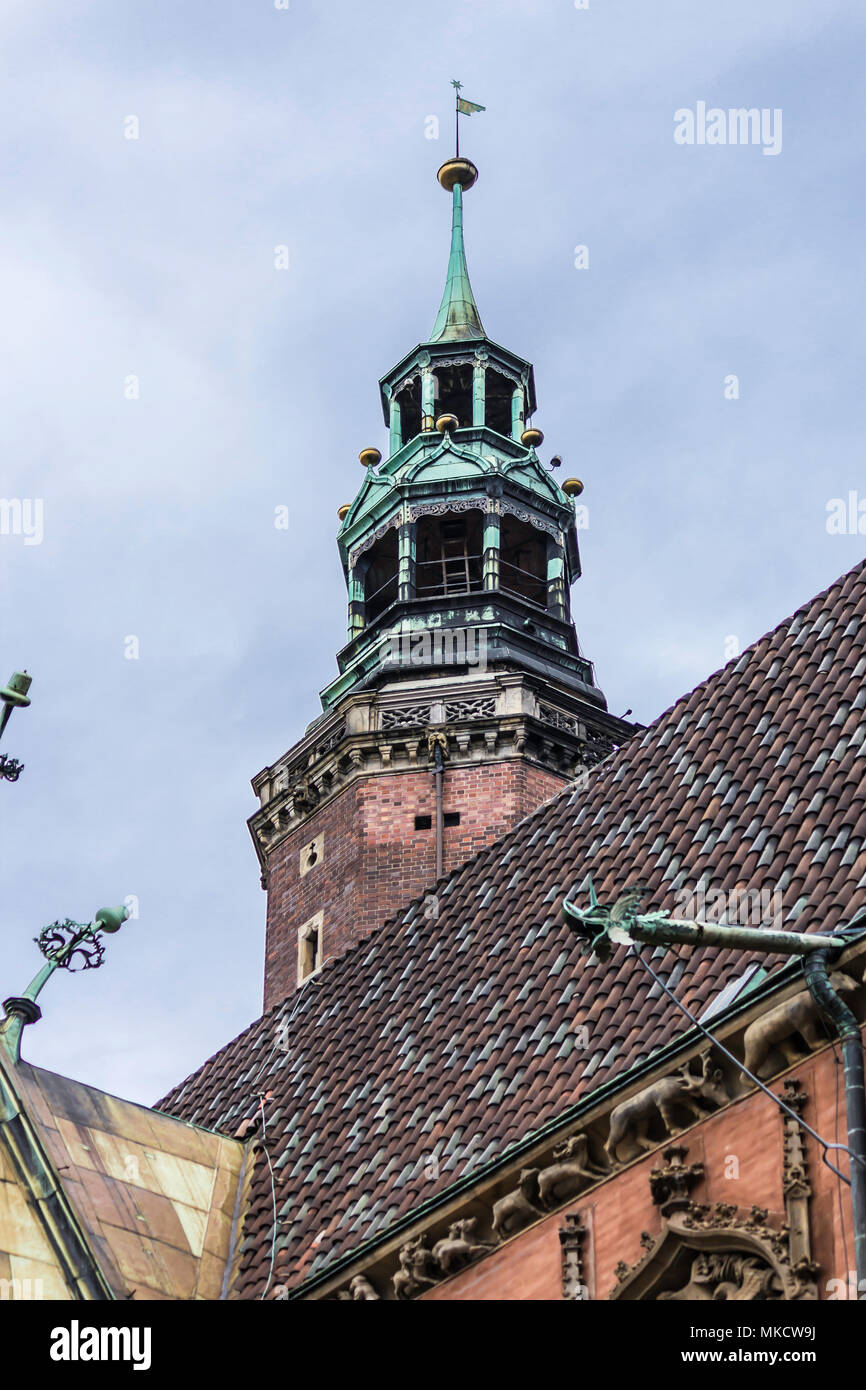 Backstein Turm mit einer Turmuhr. Teil des mittelalterlichen Rathaus. Gemischter Stil der Architektur - Gotik und Barock. Die Stadt Vroslav, Polen. Stockfoto
