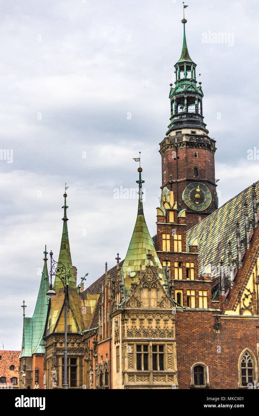 Fassaden, Dächer, Skulpturen, Stein Dekoration und Türmen der mittelalterlichen Rathaus. Gemischter Stil der Architektur - Gotik und Barock. Vroslav, Polen. Stockfoto