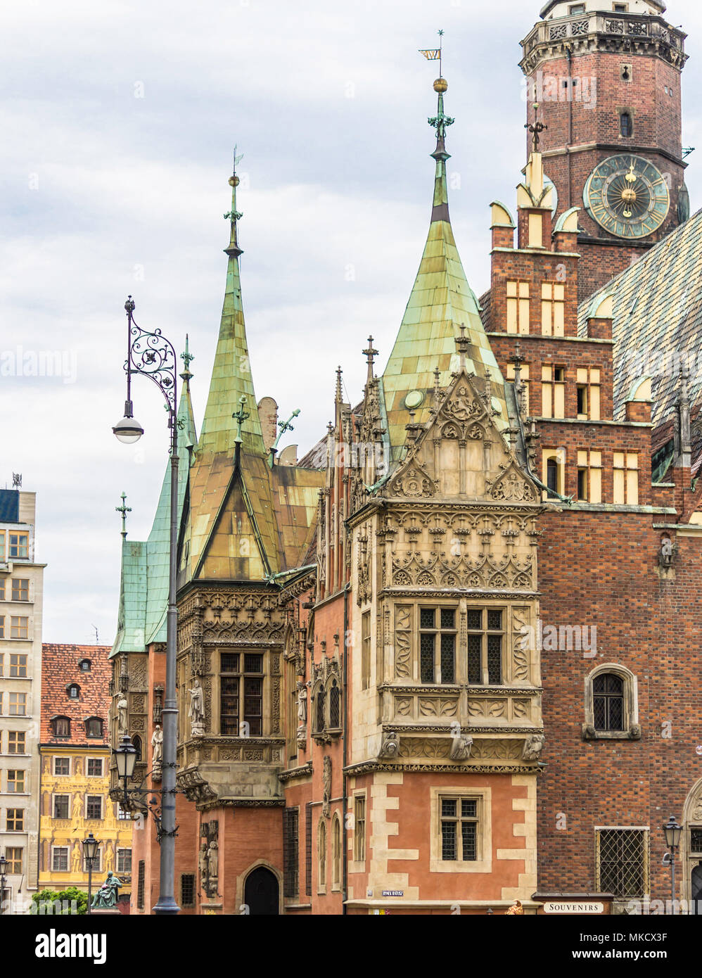 Fassaden, Dächer, Skulpturen, Stein Dekoration und Türmen der mittelalterlichen Rathaus. Gemischter Stil der Architektur - Gotik und Barock. Vroslav, Polen. Stockfoto
