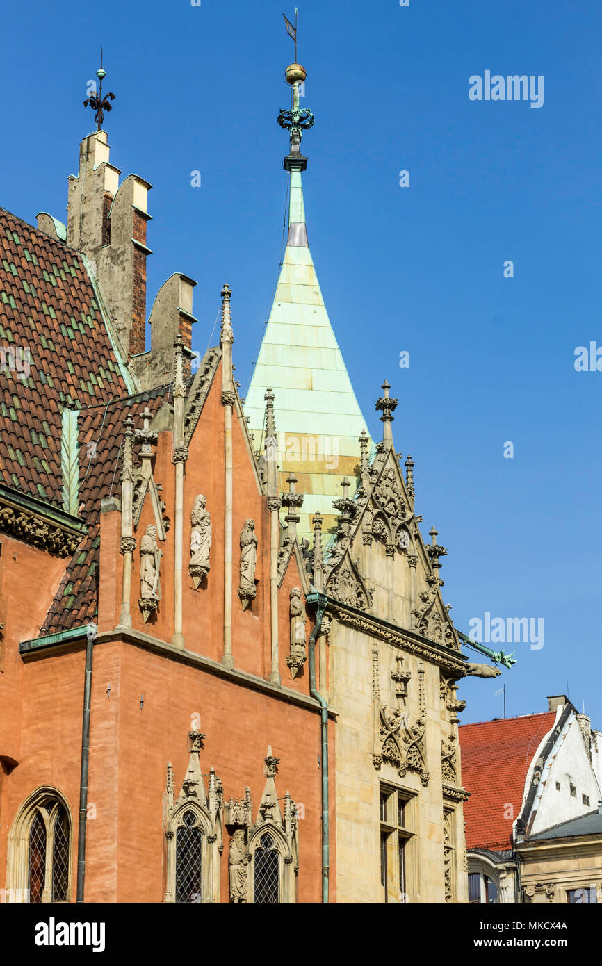 Fassaden, Dächer, Skulpturen, Stein Dekoration und Türmen der mittelalterlichen Rathaus. Gemischter Stil der Architektur - Gotik und Barock. Vroslav, Polen. Stockfoto