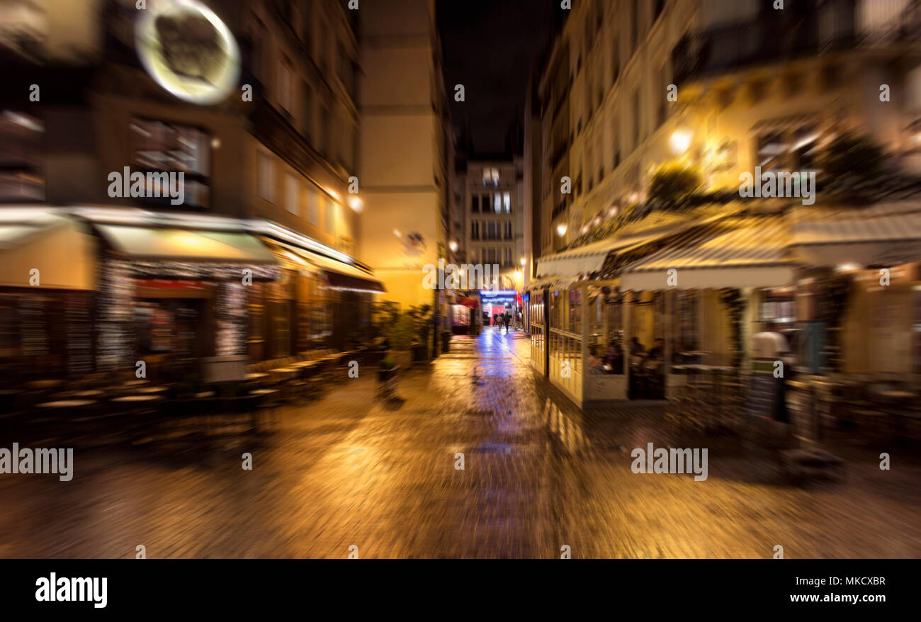 Verschwommene Bewegung Bild des Restaurants in der Nacht in Paris. Stockfoto