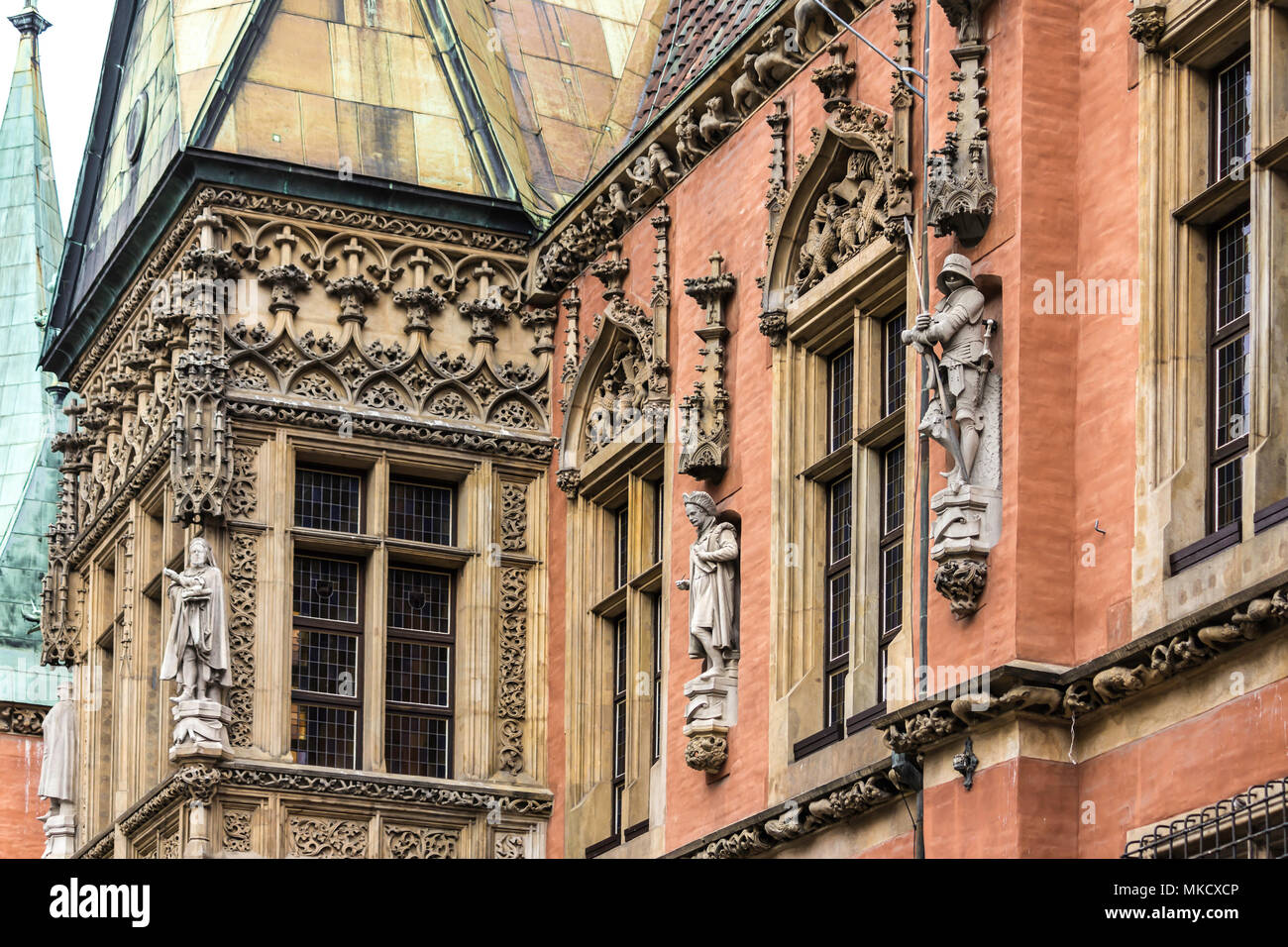 Detail der Fassade der mittelalterlichen Rathaus. Windows, Skulpturen, Stein Dekoration. Gemischter Stil der Architektur - Gotik und Barock. Vroslav, Polen. Stockfoto