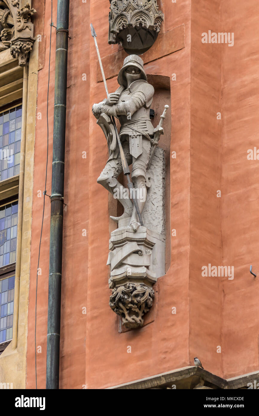 Detail der Fassade der mittelalterlichen Rathaus. Skulpturen, Stein Dekoration. Gemischter Stil der Architektur - Gotik und Barock. Vroslav, Polen. Stockfoto