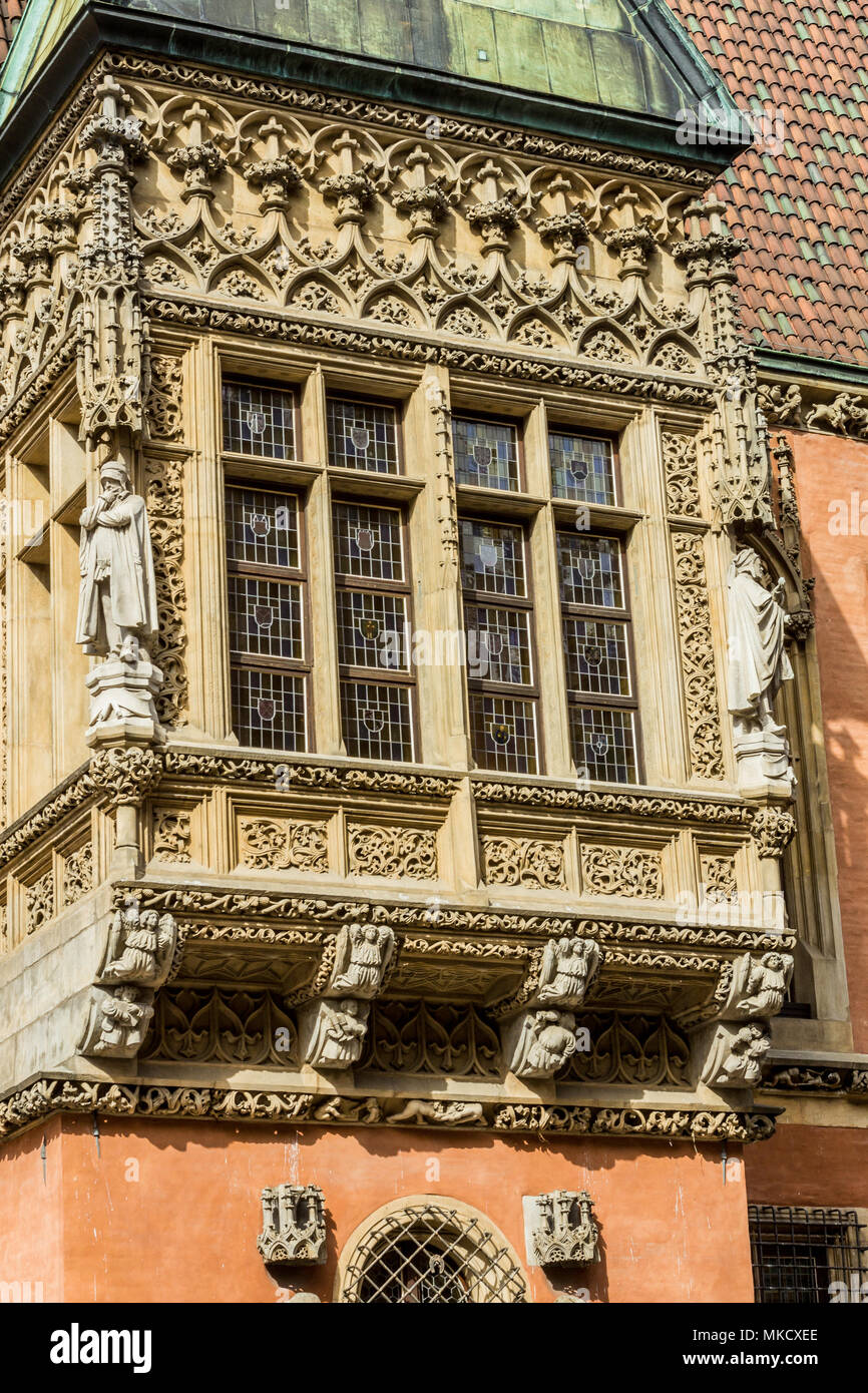 Detail der Fassade der mittelalterlichen Rathaus. Windows, Skulpturen, Stein Dekoration. Gemischter Stil der Architektur - Gotik und Barock. Vroslav, Polen. Stockfoto