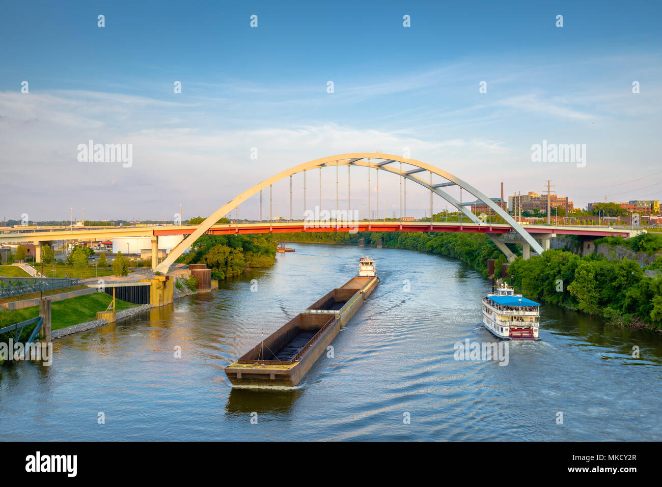 Brücken und Boote auf dem Cumberland River von Nashville, Tennessee, USA. Stockfoto