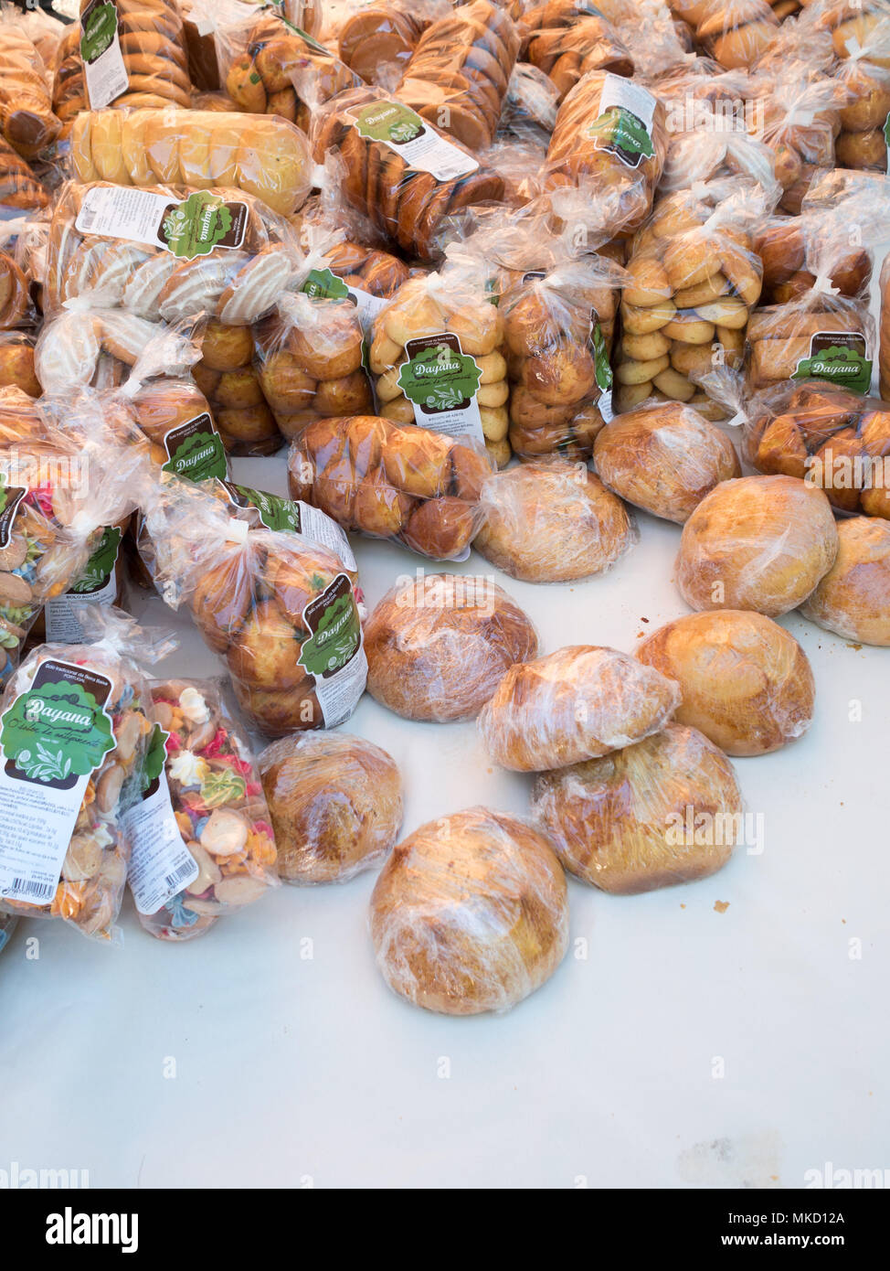 Portugiesische Brot und Gebäck zum Verkauf in ländlichen Markt Stockfoto Portugiesische Brot und Gebäck zum Verkauf in ländlichen Markt Stockfoto