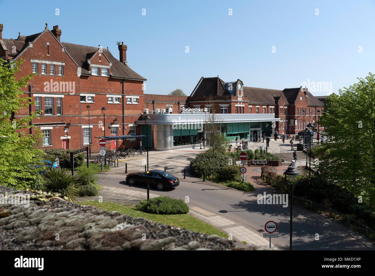 Basingstoke, Hampshire, England UK. 2018. Überblick über die Basingstoke Bahnhofsgebäude Stockfoto