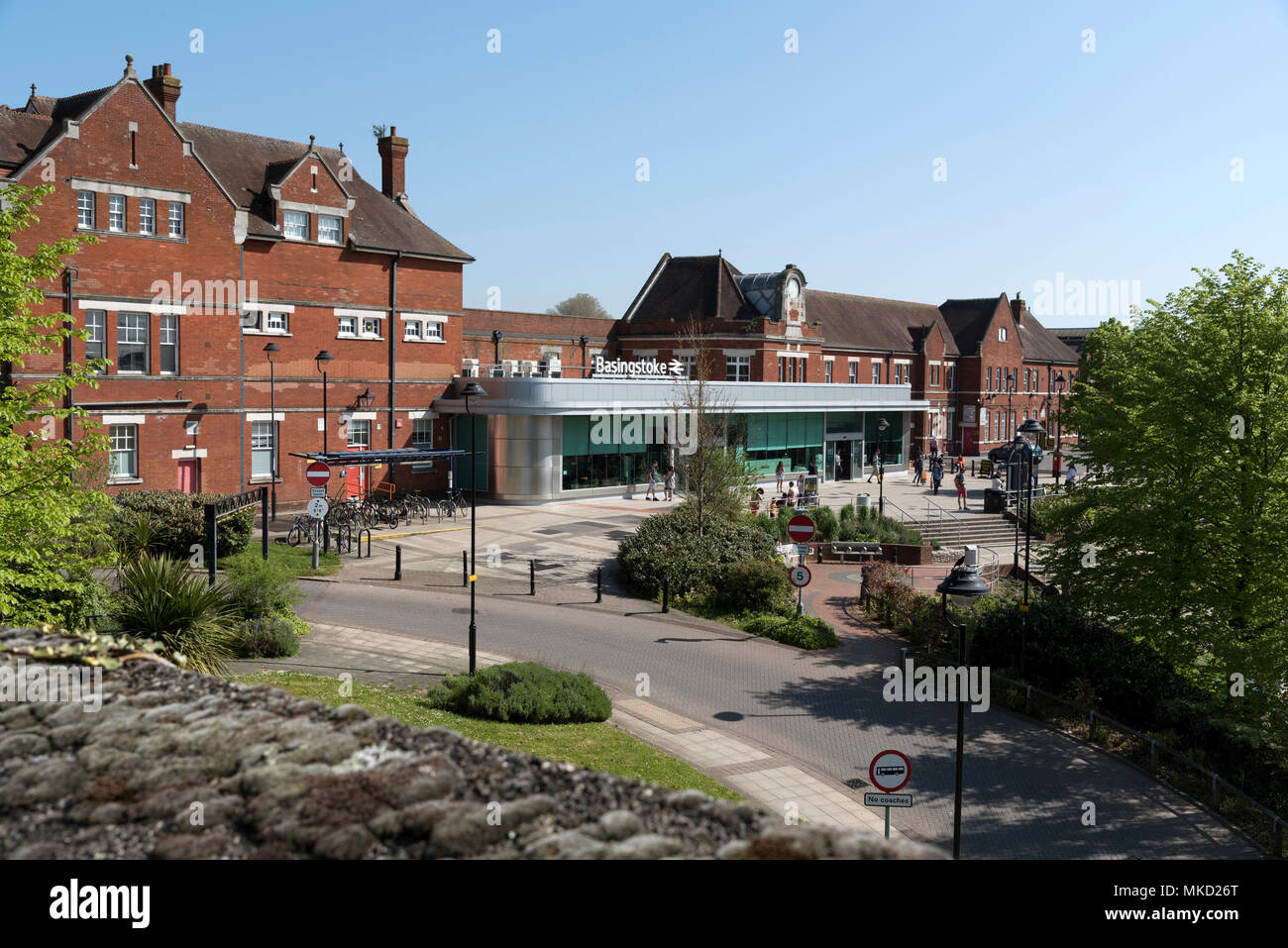 Basingstoke, Hampshire, England UK. 2018. Überblick über die Basingstoke Bahnhofsgebäude Stockfoto