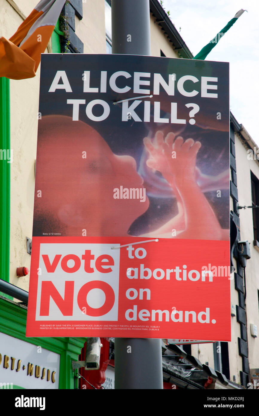 Poster Menschen drängen, Nein zur Aufhebung von Irland Abtreibungsgesetz in der Hauptstraße zu stimmen, Carrickmacross Stockfoto